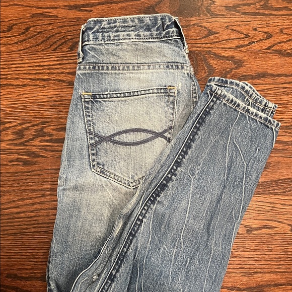 Abercrombie & Fitch high rise girlfriend Jean. Distressed. - Picture 4 of 4